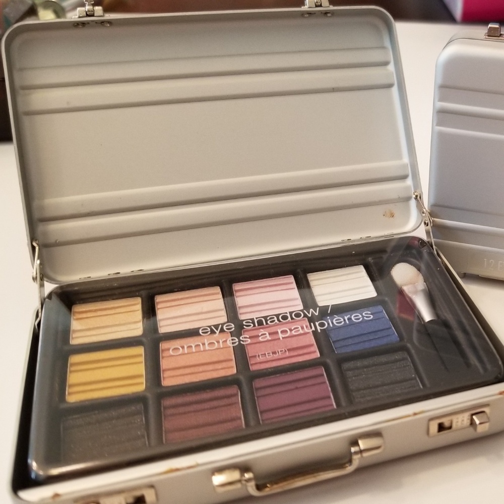Eye Shadow - Picture 2 of 3